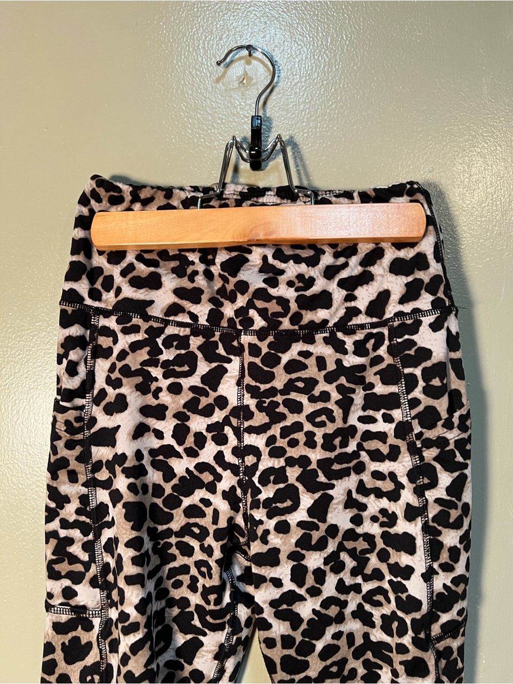 Dreamsicle Women’s Size Small Cropped Legging Animal Print Mid-Rise Side Pockets - Picture 2 of 8